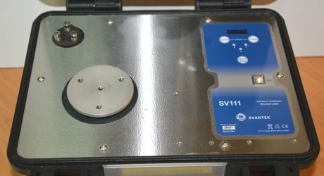 Calibrador de vibraciones de campo para acelerómetros